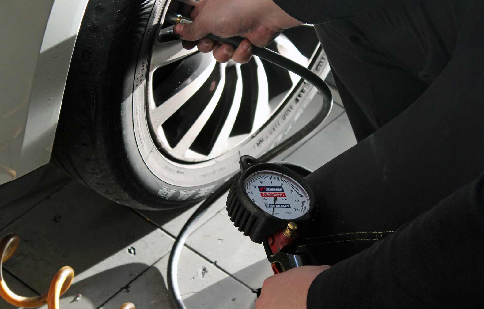 verificar pressão dos pneus