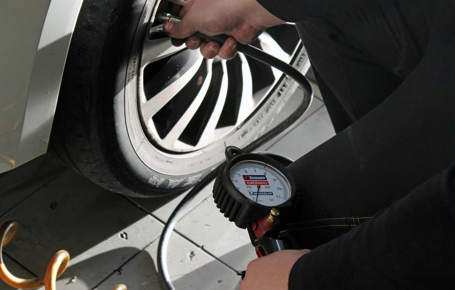 Medir a pressão do pneu